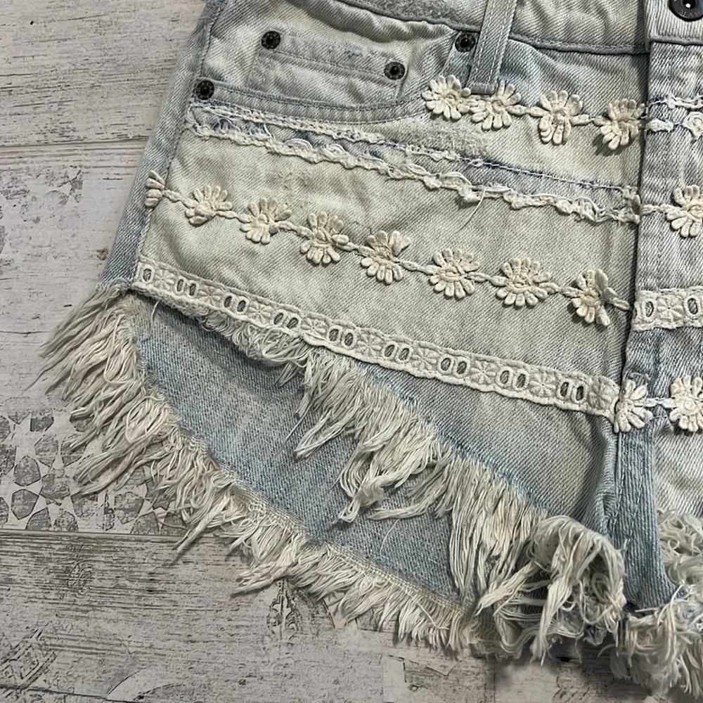 Carmar Bleached Lace Destressed Jean Shorts sz 28